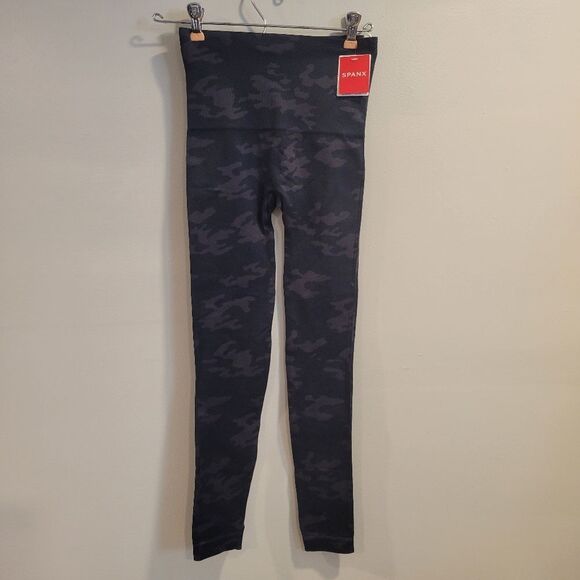 Spanx Camo Leggings Look at me now Black camo Size Small - Picture 2 of 5